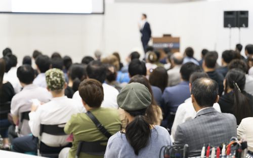 株主総会に映像を使用する時代